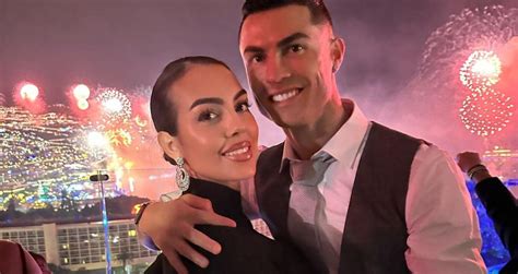 spiaggia georgina rodriguez|Inside Ronaldos summer holiday as he hits beach with Georgina。